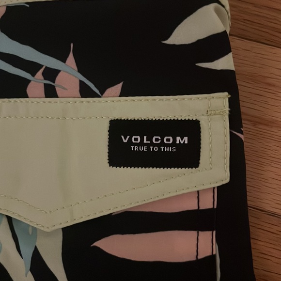 NWT Men’s Volcom Board Shorts “True To This” Tropical Floral. Length 18”-19” - Picture 6 of 7